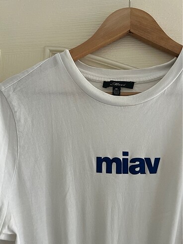 m Beden Mavi marka beyaz miav yazı t-shirt