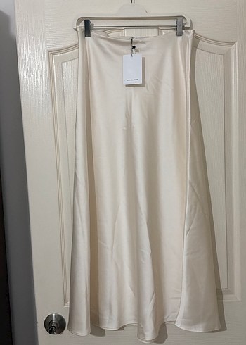 Beyaz Uzun Dökümlü Kadın Etek - Görsel 5