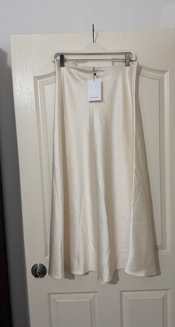 Beyaz Uzun Dökümlü Kadın Etek - Görsel 5