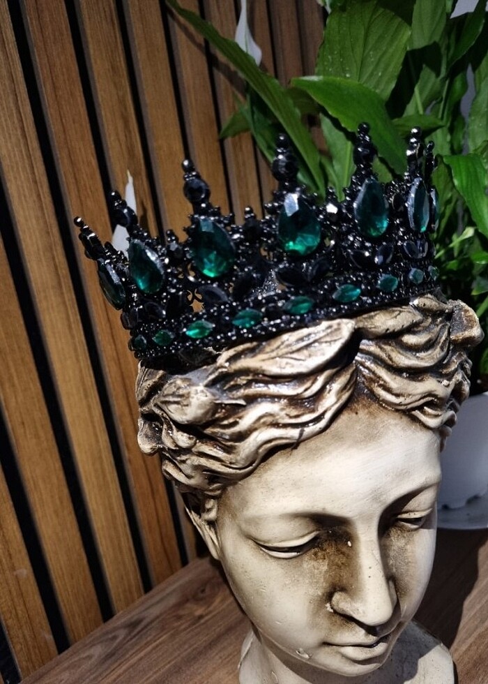 Siyah ve Yeşil Kristal Taç - Görsel 2