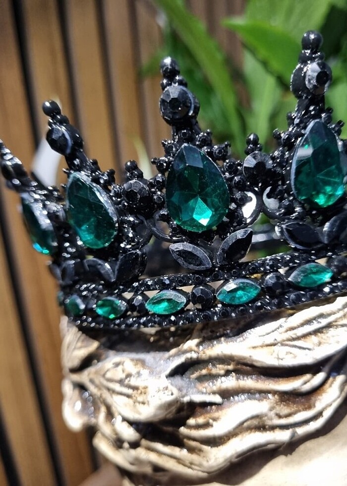 Siyah ve Yeşil Kristal Taç - Görsel 3