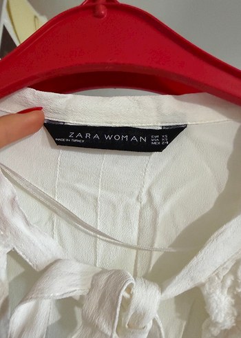 Beyaz V Yaka Fırfırlı Kadın Gömlek - Görsel 3