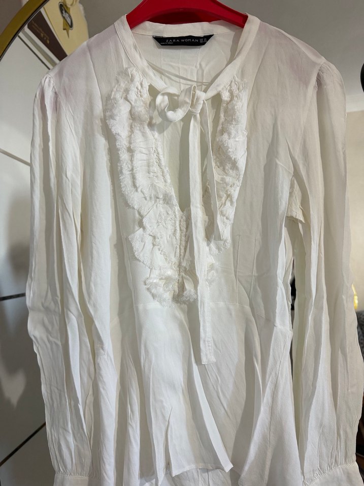 Beyaz V Yaka Fırfırlı Kadın Gömlek - Görsel 2