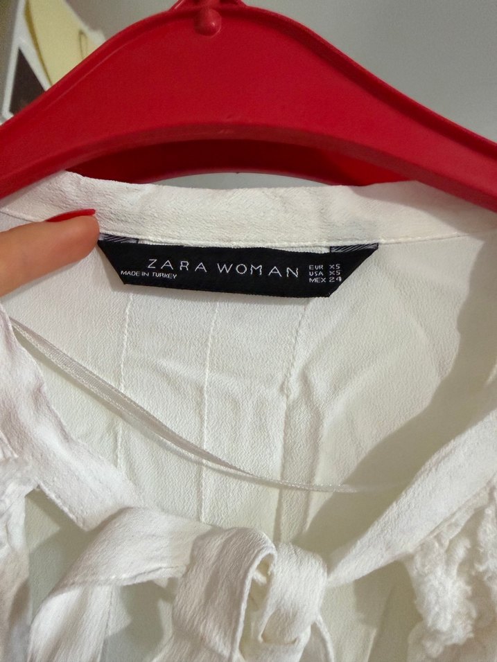 Beyaz V Yaka Fırfırlı Kadın Gömlek - Görsel 3