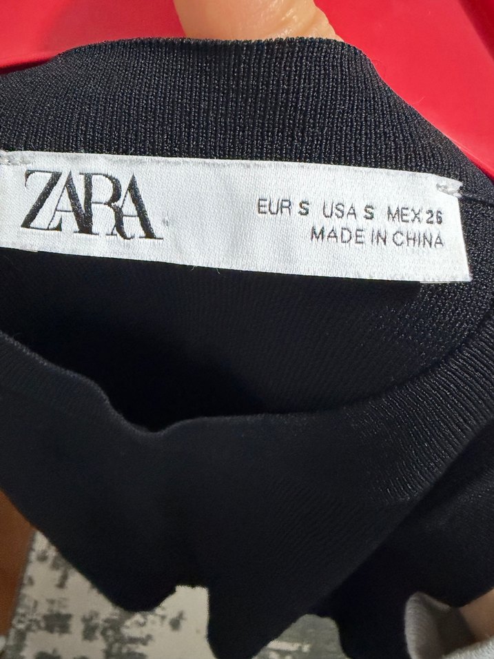 Kadın Siyah Yüksek Yakalı Kolsuz Atlet - Görsel 3