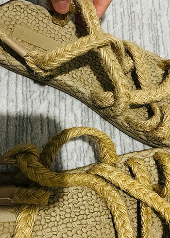 Örgü Detaylı Bej Kadın Dolgu Topuk Sandalet - Görsel 2