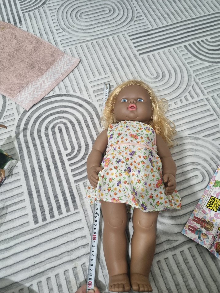 Bej Tenli Çiçek Desenli Elbiseli Bebek - Görsel 3