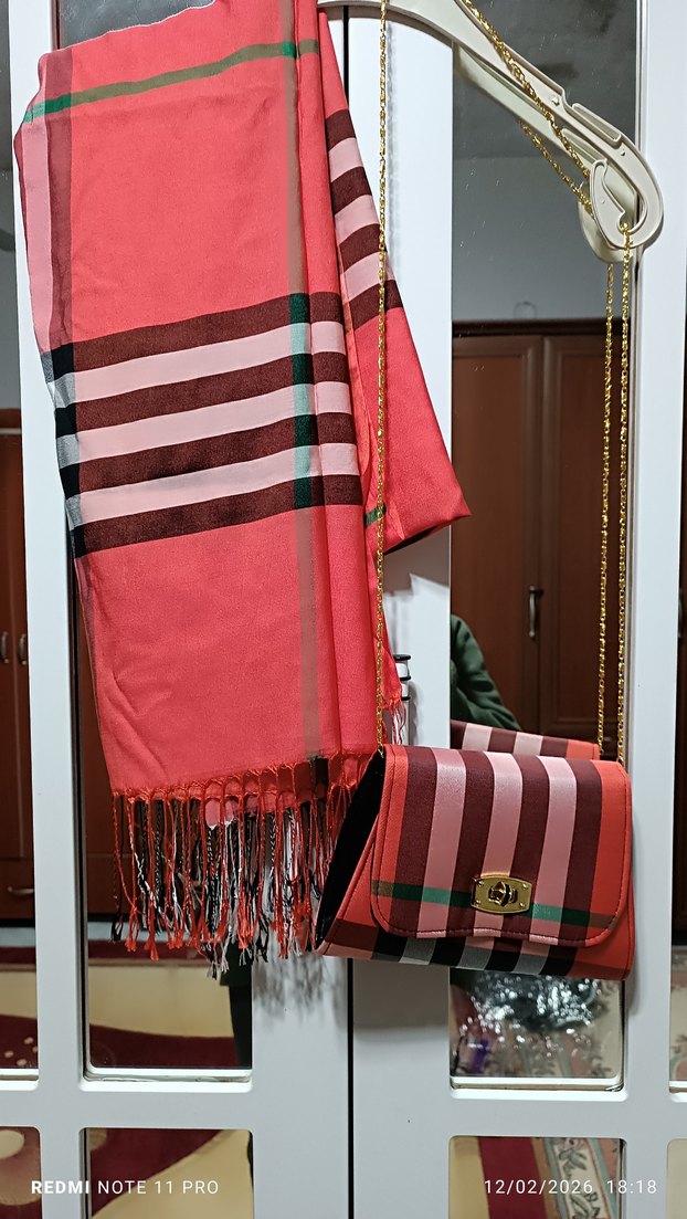 Kırmızı Parlak Dokulu Kadın Şal - Görsel 2