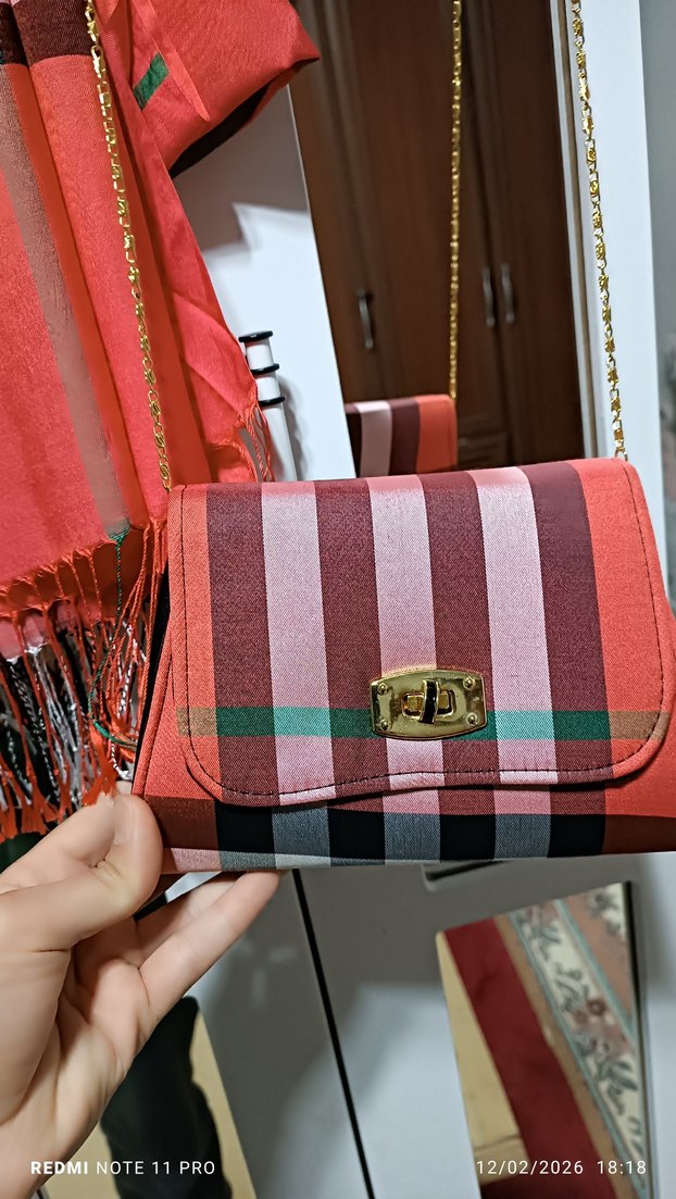 Kırmızı Parlak Dokulu Kadın Şal - Görsel 3