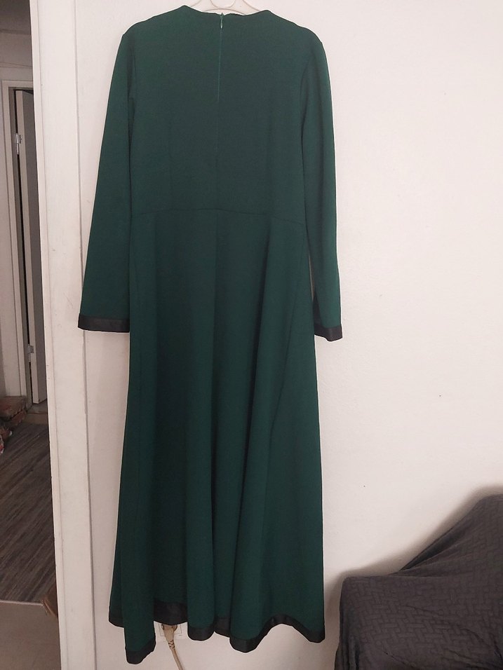 Zincir Detaylı Koyu Yeşil Uzun Elbise - Görsel 3