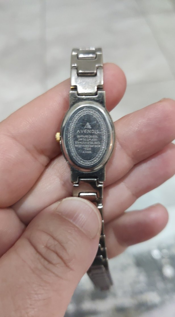 Zincir Detaylı Altın Renk Kadın Saati - Görsel 3