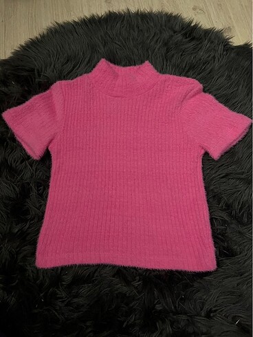 Pembe yumusak yünlü crop tisort
