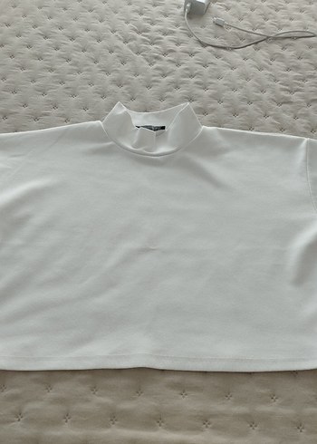 Beyaz Yarım Kollu Yüksek Yaka Crop Top