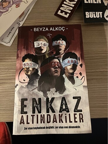 Enkaz Altındakiler