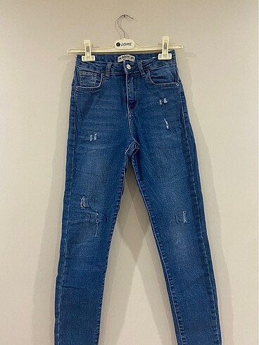 Dar yırtık jeans