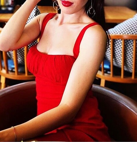 Kırmızı elbise