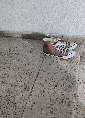 Öğrenciden temiz parkedilmiş Converse