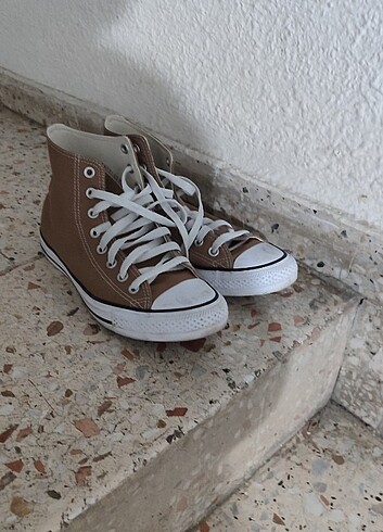Apple Öğrenciden temiz parkedilmiş Converse