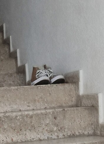 Beden Öğrenciden temiz parkedilmiş Converse