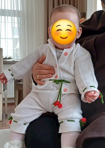 kirazlı beyaz triko takım