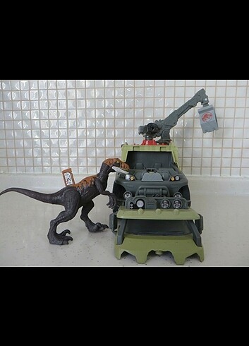 Jurassic World Dinozorlarla Mücadele Kamyonu