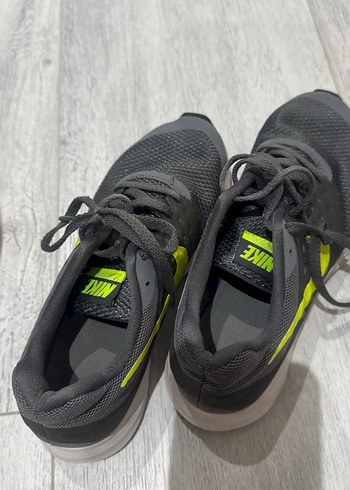 37 Beden Nike Erkek Çocuk Gri Bağcıklı Spor Ayakkabı