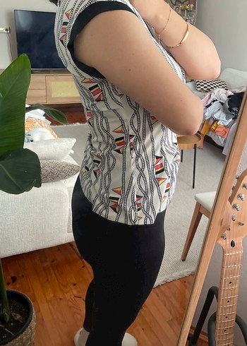 Düğmeli Gri Desenli Tişört - Görsel 3