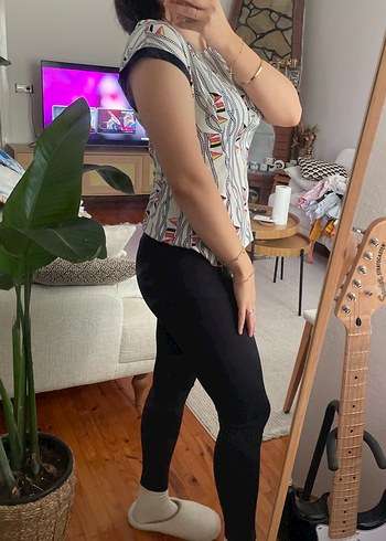 Düğmeli Gri Desenli Tişört - Görsel 2