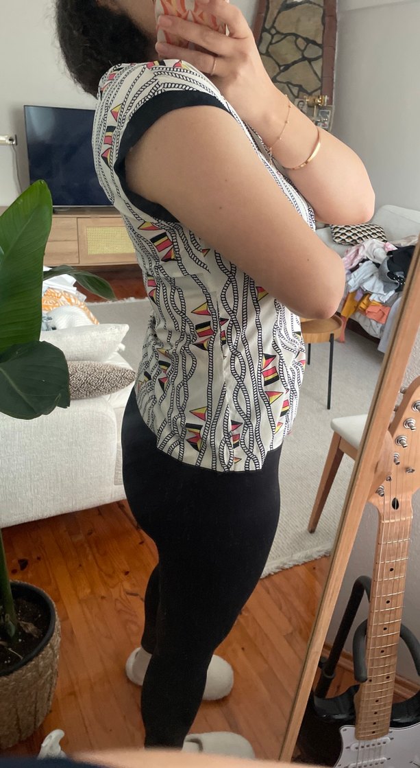 Düğmeli Gri Desenli Tişört - Görsel 3