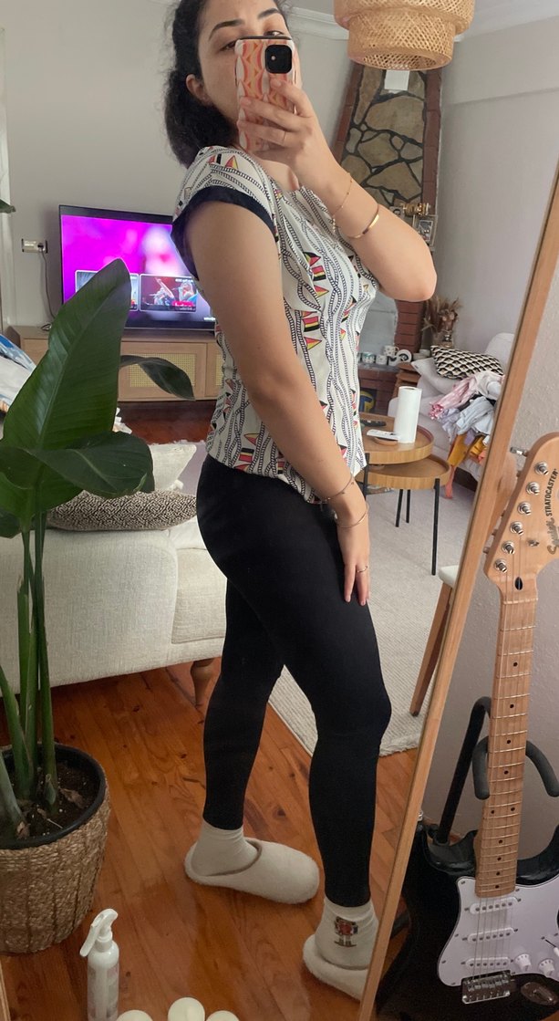 Düğmeli Gri Desenli Tişört - Görsel 2