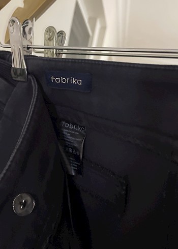 Siyah Kadın Midi Kumaş Pantolon Kemerli - Görsel 3