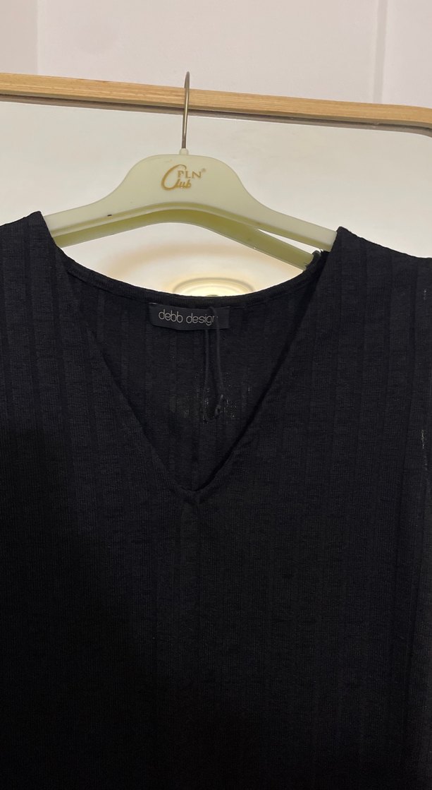 V Yaka Siyah Kadın Atlet - Görsel 2