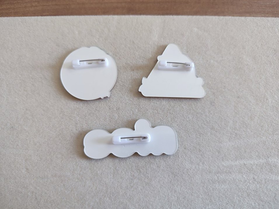 Çizgi film desenli plastik rozetler - Görsel 2