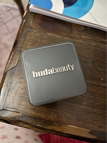 huda beauty banana bread pudra