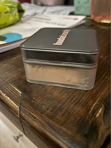 Beden huda beauty banana bread pudra
