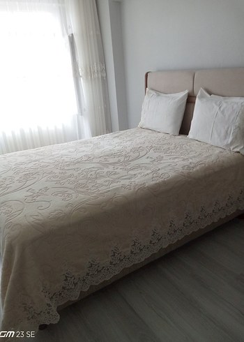 İşlemeli Beyaz Yatak Örtüsü - Görsel 2