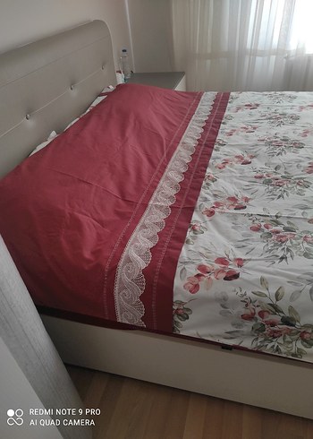 Bordo Çiçek Desenli Yatak Örtüsü - Görsel 2