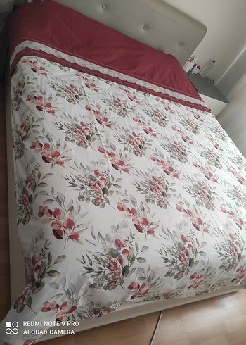 Bordo Çiçek Desenli Yatak Örtüsü - Görsel 3