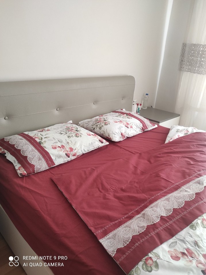 Bordo Çiçek Desenli Yatak Örtüsü - Görsel 5