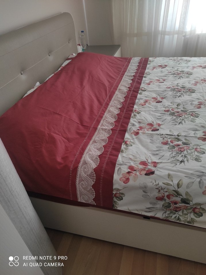 Bordo Çiçek Desenli Yatak Örtüsü - Görsel 2