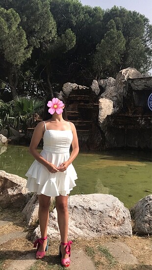 Beyaz fırfırlı mini elbise