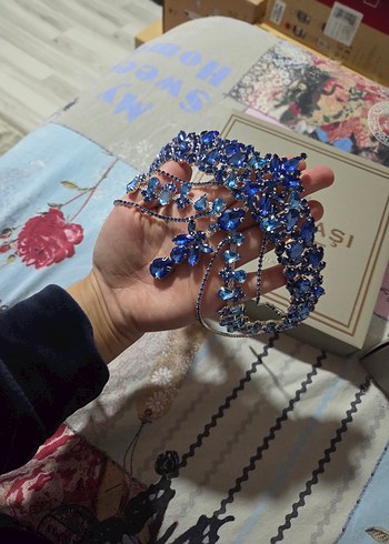 Mavi Taşlı Parlak Taç - Görsel 3