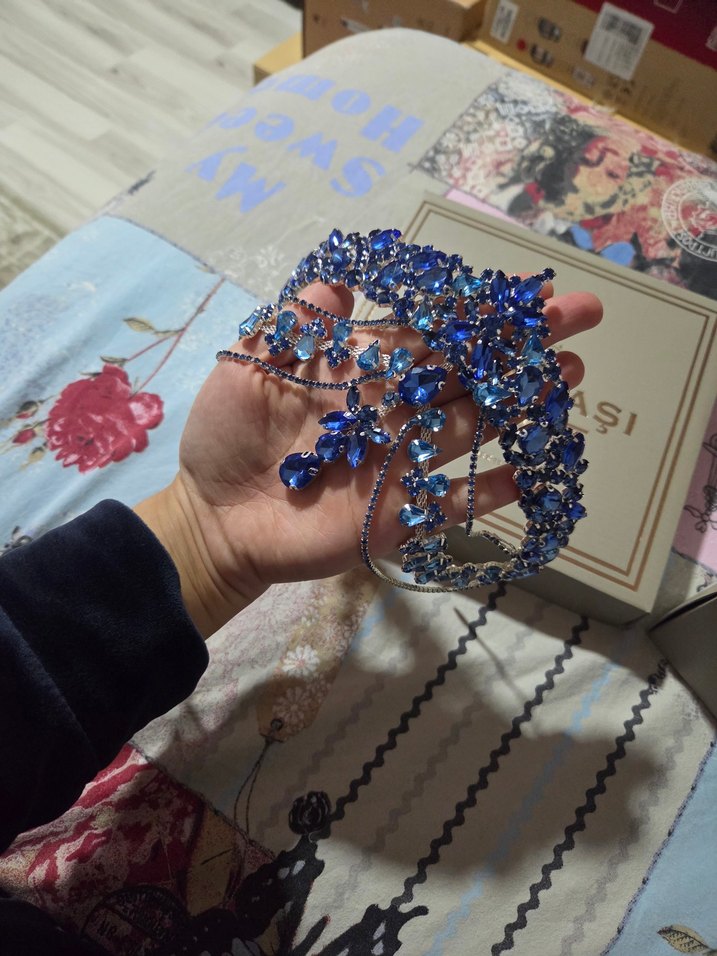 Mavi Taşlı Parlak Taç - Görsel 3