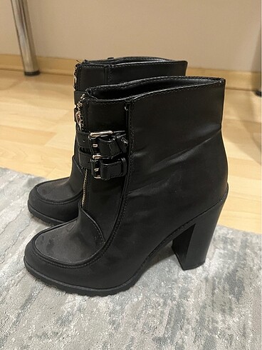 38 Beden Stradivarius topuklu bot