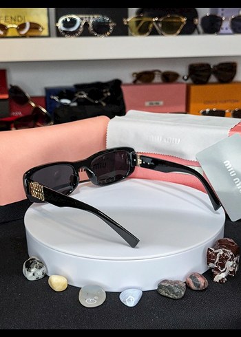 Miu Miu Siyah Boncuk Detaylı Kadın Güneş Gözlüğü - Görsel 2
