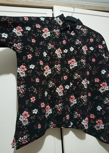 H&M Düğmeli Siyah Çiçekli Yüksek Yakalı Bluz