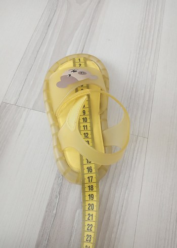 26 Beden Kız Çocuk Sarı Velcro Bantlı Terlik