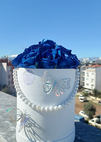 Mavi kadife gül ile incili kutu - Görsel 2