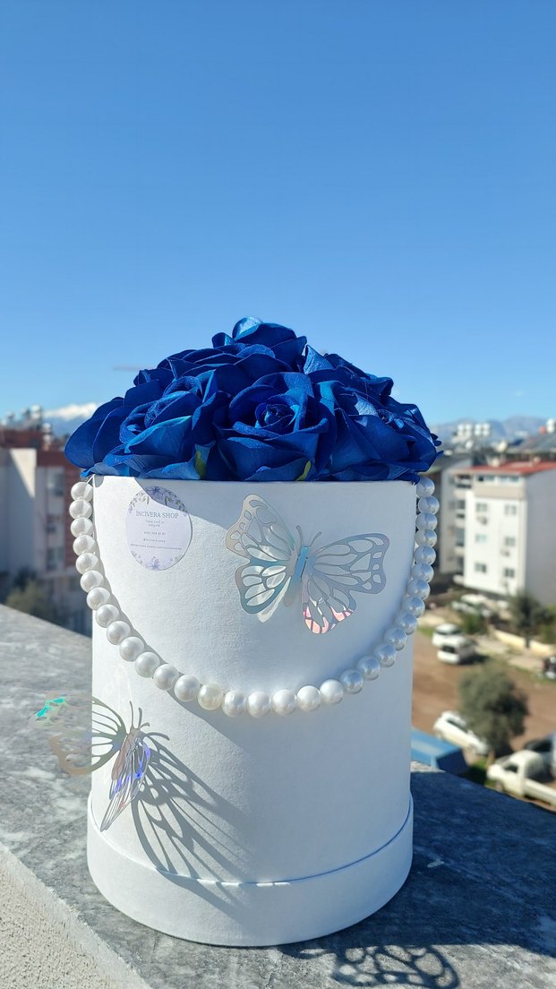 Mavi kadife gül ile incili kutu - Görsel 2