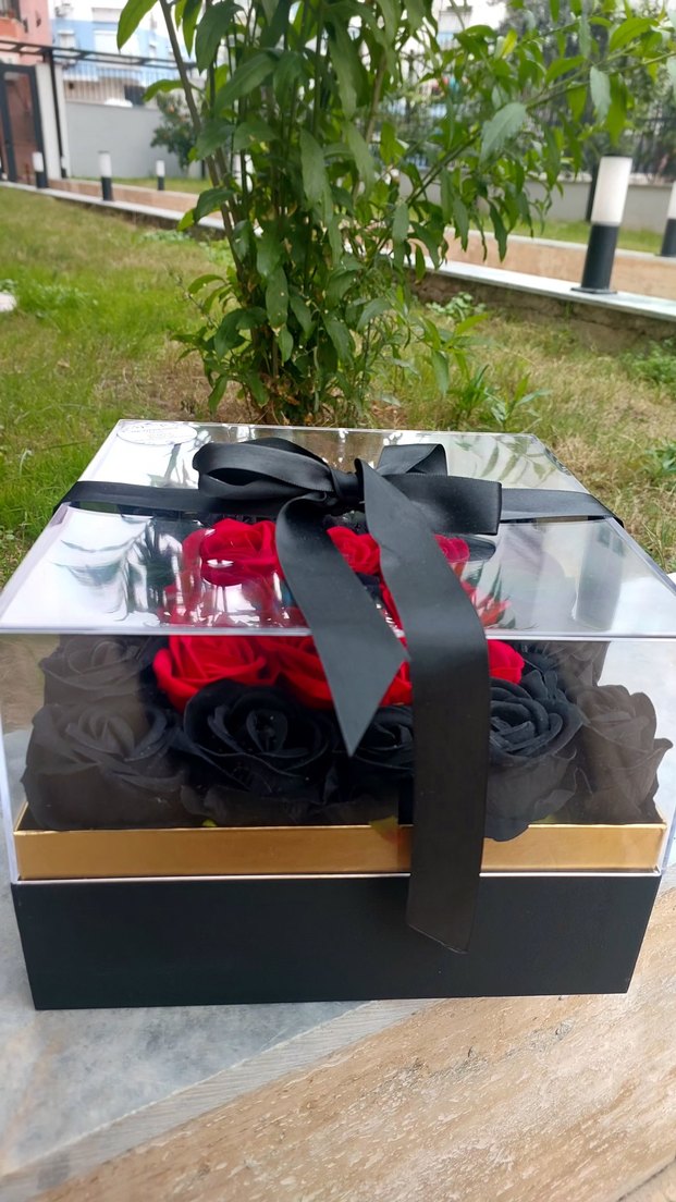 Kırmızı ve Siyah Gül Hediye Kutusu - Görsel 2